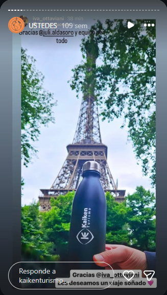 Viajera de Kaiken frente a la Torre Eiffel
